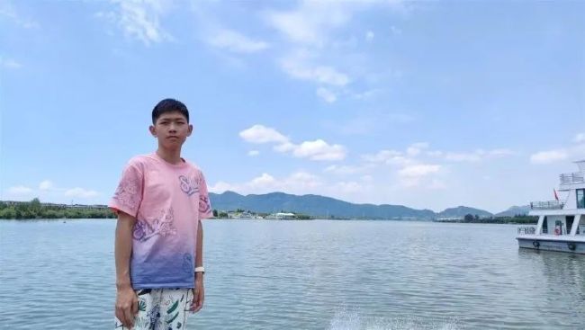 高中生坐飞机到西双版纳后失联